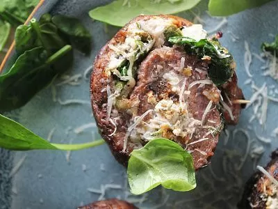 Мясной рулет с творожным сыром
