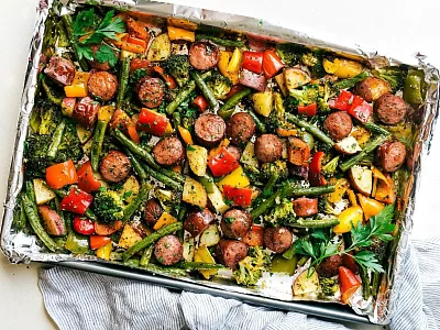 Сосиски с овощами в духовке